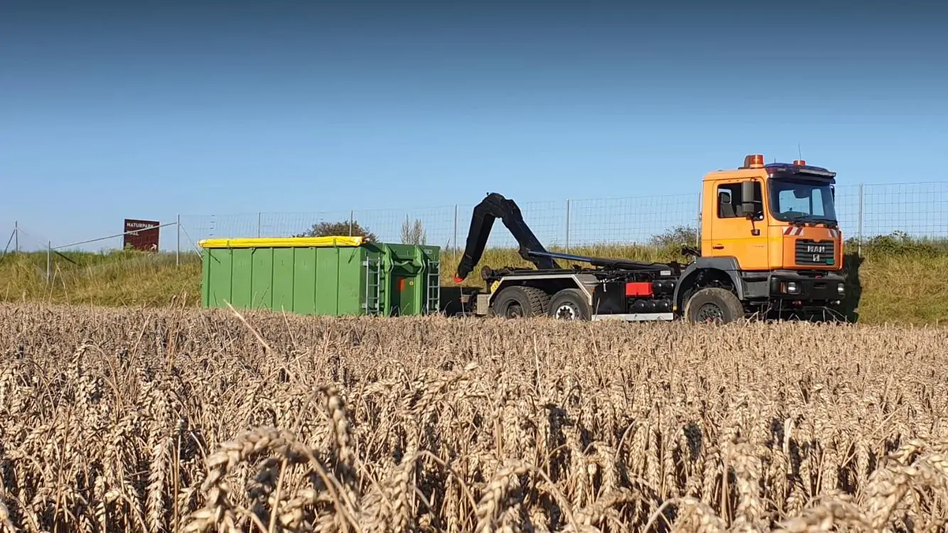 Monza_Kornfeld_Abrollcontainer_Korn