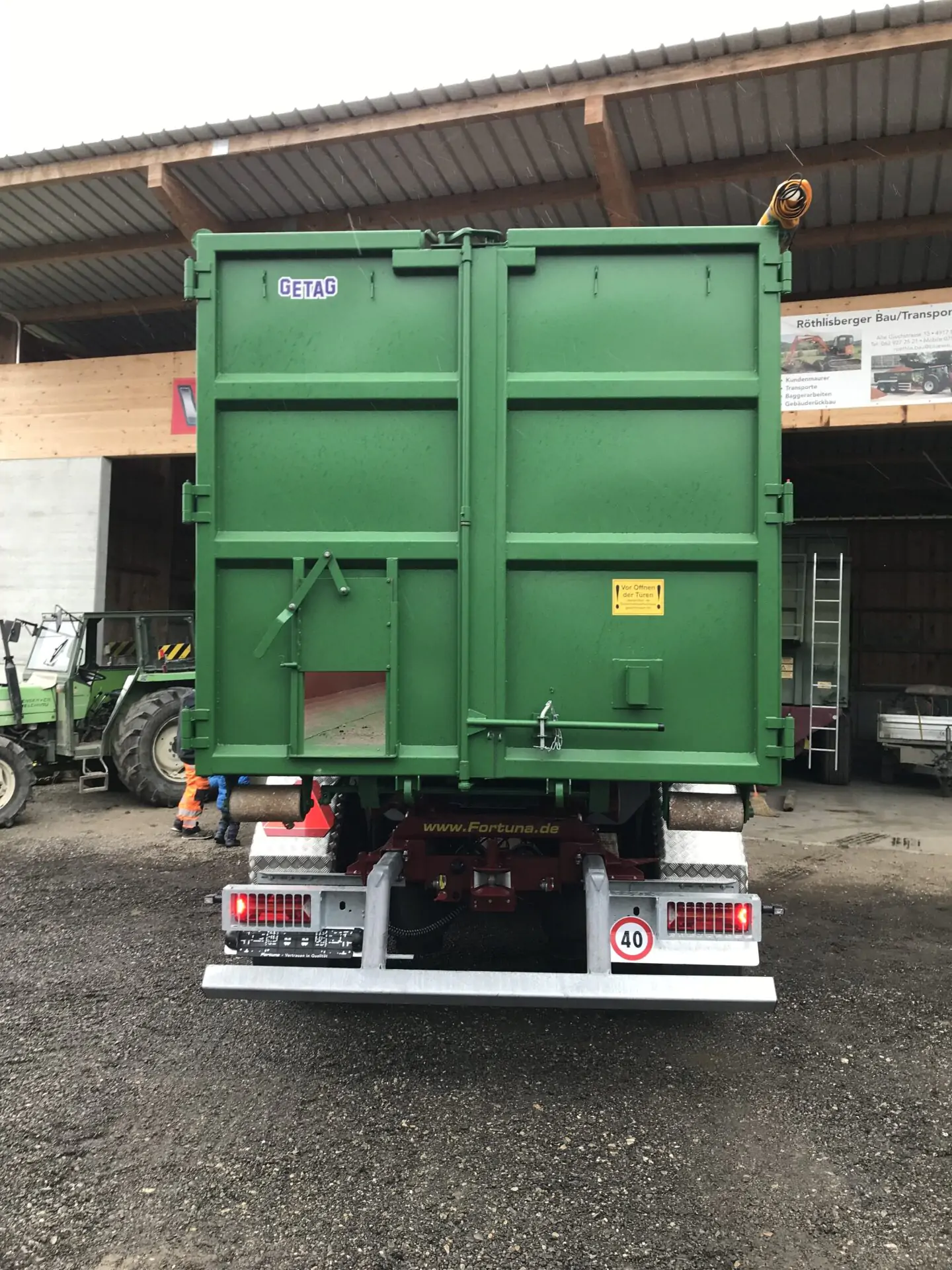 Monza_Roethlisberger_Abrollcontainer_Rollplane_Kornschieber_offen_Flügeltüre (3)