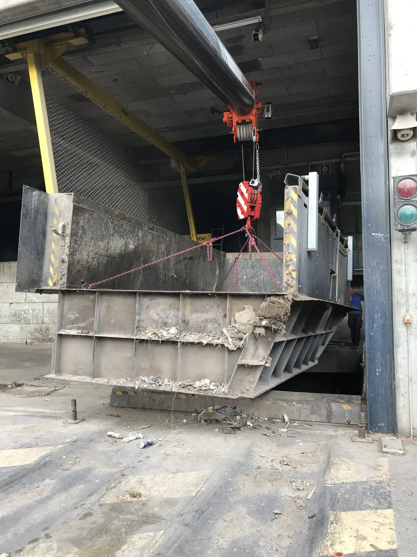KVA Gamsen_Demontage bestehender Trichter_M&J Recycling